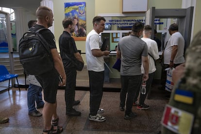 Cola para alistarse en un centro de reclutamiento de Odesa, en el sur de Ucrania, en junio de 2024.