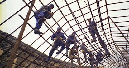 Trabajadores durante la construcción de la central térmica de As Pontes, de Endesa.