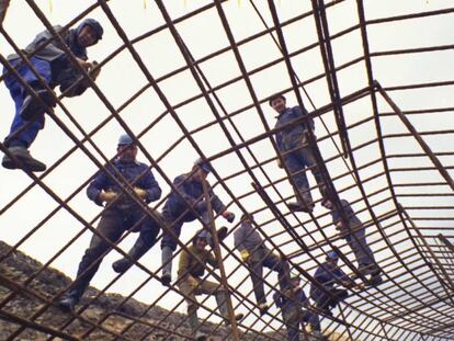 Trabajadores durante la construcción de la central térmica de As Pontes, de Endesa.