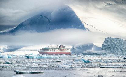 El barco polar MS Fram, de Hurtigruten, en la Antártida.