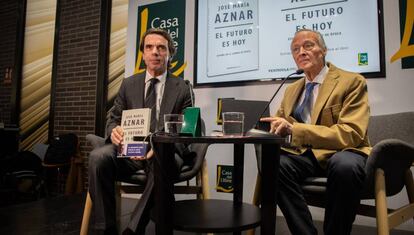 José María Aznar i Josep Piqué a la Casa del Llibre, a Barcelona.