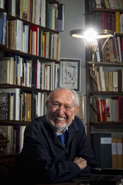 Josep Maria Castellet, escritor y editor, fotografiado en el estudio de su casa de Barcelona.