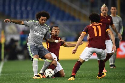 Marcelo lucha por la pelota con Vainqueur ante Salah