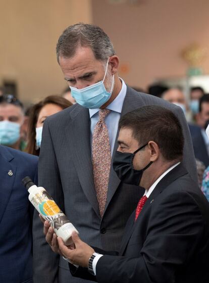 El rey Felipe VI, acompañado por el presidente de la Junta de Andalucía, Juanma Moreno, inauguró este miércoles, en el Palacio de Congresos de Jaén, la XX Feria Internacional del Aceite de Oliva e Industrias Afines Expoliva, que se clausura este sábado.