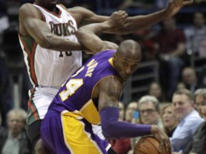 Kobe Bryant protege el balón de Ekpe Udoh.