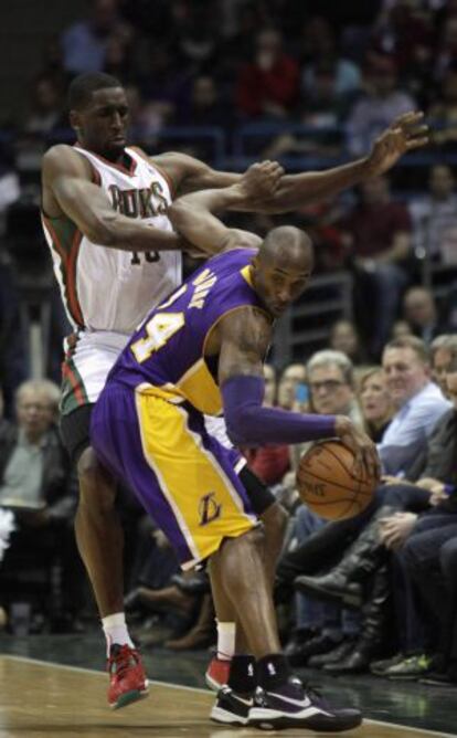 Kobe Bryant protege el balón de Ekpe Udoh.