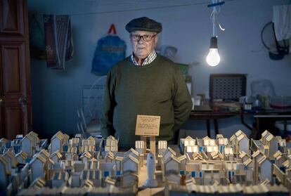 Un colono junto a una maqeta de Esquivel (Sevilla). |