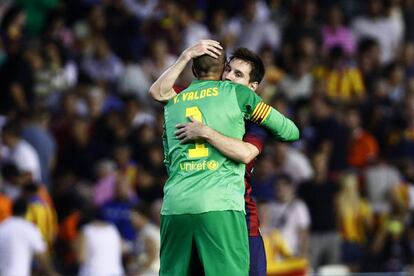 Victor Valdés celebra con Messi la victoria.