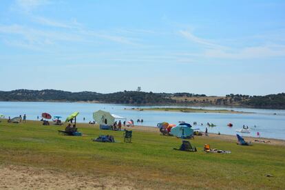 Panorámica de la playa La Dehesa, en el municipio de Cheles (Badajoz).