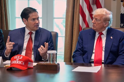 El secretario de Estado, Marco Rubio (izquierda), junto al presidente  Donald Trump (derecha) en una reunión del Gobierno de Estados Unidos
