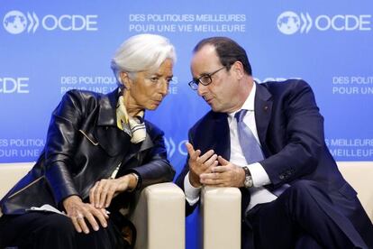 La directora general del Fondo Monetario Internacional, Christine Lagarde, conversa con el presidente franc&eacute;s, Fran&ccedil;ois Hollande