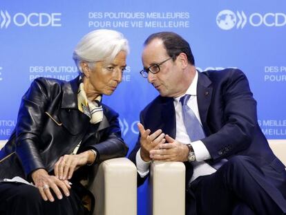 La directora general del Fondo Monetario Internacional, Christine Lagarde, conversa con el presidente franc&eacute;s, Fran&ccedil;ois Hollande