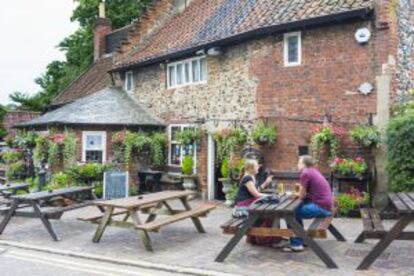 Terraza del pub Adam and Eve, en Norwich, en el condado de Norfolk.