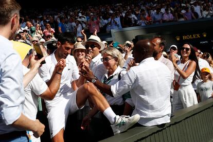 Djokovic desciende de la grada de la Centre Court tras celebrar la victoria con su 'box'.