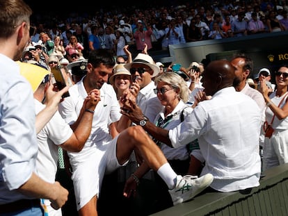 Djokovic desciende de la grada de la Centre Court tras celebrar la victoria con su 'box'.