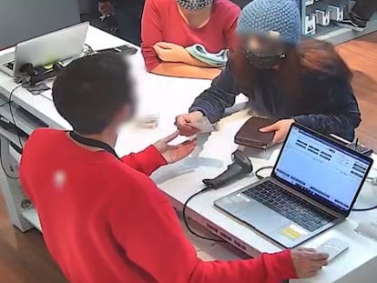 Dos de las detenidas, en plena actuación en una tienda de telefonía.