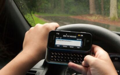 Estados Unidos quiere regular el uso del móvil entre los conductores.