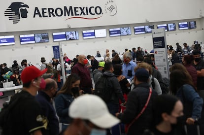 Pasajeros de Aeroméxico esperan en el aeropuerto de Ciudad de México, este viernes.