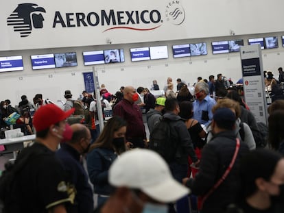 Pasajeros de Aeroméxico esperan en el aeropuerto de Ciudad de México, este viernes.