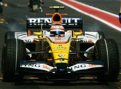 El coche de Fernando Alonso entrando a 'boxes' en Montmeló.