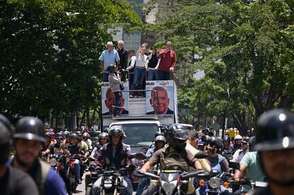 María Corina Machado avanza abordo de su camioneta rodeada por sus seguidores.