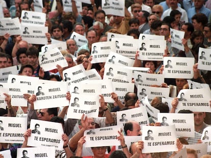 Manifestación de miles de personas en Ermua (Bizkaia), el 11 de julio de 1997, para pedir la libertad de Miguel Ángel Blanco, secuestrado por ETA y posteriormente asesinado.