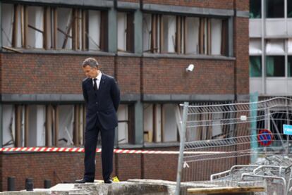 El primer ministro noruego, Jens Stoltenberg, visita el lugar del atentado con bomba del viernes, ayer en Oslo.