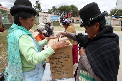 A Bolivian woman casts her ballot in Patamanta.