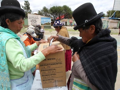 A Bolivian woman casts her ballot in Patamanta.
