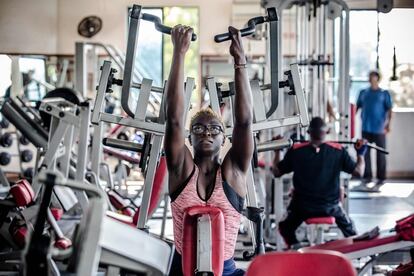 Asiya Mohammed entrena los brazos en una máquina del gimnasio del hotel Tudor de Mombasa."Decidí abandonar la enseñanza por completo y centrarme totalmente en el deporte, sobre todo en el remo", dice Mohammed. La joven se clasificó a su primera competición internacional, la Gavirate Regatta en Italia, en mayo de 2019.