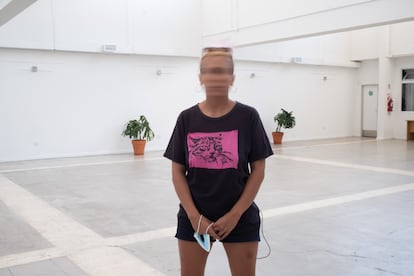 Dafne posa para un retrato en el centro cultural que forma parte de las instalaciones del hospital Bonaparte. Como ella, muchos pacientes se han involucrado con la lucha de los trabajadores para impedir que el hospital cierre y el personal sufra más despidos y recortes salariales.