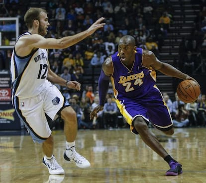 Kobe Bryant, ante Calathes en el partido en que se lesion&oacute;.