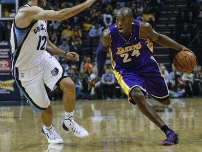 Kobe Bryant, ante Calathes en el partido en que se lesion&oacute;.