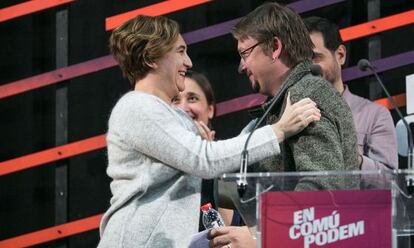 Ada Colau y Xavier Domenech celebran los resultados.