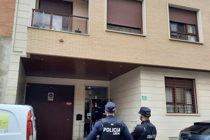 Efectivos policiales trabajan en una vivienda de la ciudad de Badajoz tras la muerte de una mujer, de 59 años, a manos de unos de sus hijos, de 17 años.