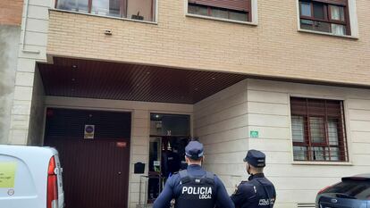 Efectivos policiales trabajan en una vivienda de la ciudad de Badajoz tras la muerte de una mujer, de 59 años, a manos de unos de sus hijos, de 17 años.