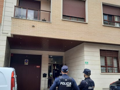 Efectivos policiales trabajan en una vivienda de la ciudad de Badajoz tras la muerte de una mujer, de 59 años, a manos de unos de sus hijos, de 17 años.