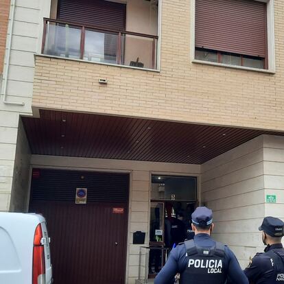Efectivos policiales trabajan en una vivienda de la ciudad de Badajoz tras la muerte de una mujer, de 59 años, a manos de unos de sus hijos, de 17 años.