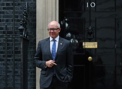Robert Wood Johnson en Londres a la entrada de la residencia del primer ministro británico, en su papel de embajador de Estados Unidos.