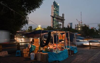 Puesto de fruta a la salida del metro Chapultepec, en el corazón de la Ciudad de México.