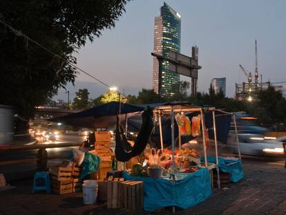 Puesto de fruta a la salida del metro Chapultepec, en el coraz&oacute;n de la Ciudad de M&eacute;xico.