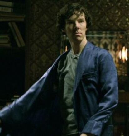 Benedict Cumberbatch, protagonista de la serie 'Sherlock', con su elegante batín azul.