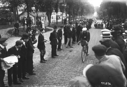 François Faber, en la ascensión a la cota de Picardie, durante el Tour de 1910.