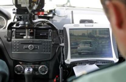 Radar móvil en un vehículo de la Guardia Civil.