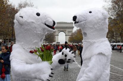 Hollande recordó a su auditorio que 'frente al cambio climático, nuestros destinos están unidos, y por eso más allá de que no se hayan satisfecho todas las reivindicaciones, 'lo único que cuenta es tener razón juntos'. En la imagen, una pareja de activistas difrazados de osos polares durante la manifestación de París.