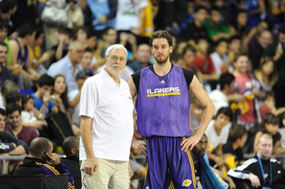 Pau y Phil Jackson, entrenador de los Lakers, en un partido entre el equipo angelino y el Barcelona, durante la gira europea en 2010. Pau estableció una gran relación con el legendario entrenador, uno de los mejores de la historia de la NBA, que ganó seis anillos con los Chicago Bulls de Michael Jordan y cinco con los Lakers. 