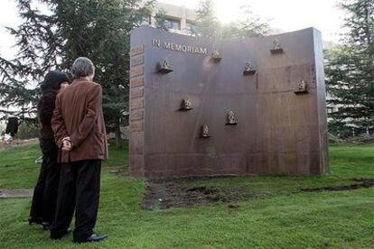 Monumento en la sede del Centro Nacional de Inteligencia en memoria de los agentes muertos el año pasado en Irak.