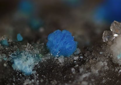 La nevadaita es un mineral clasificado en categorías uno y dos de singularidad. Está compuesto por vanadio y cobre y se ha formado bajo condiciones medioambientales muy estrictas. Los cristales son muy coloridos, pero microscópicos. Solo se han encontrado dos muestras: una en el condado de Eureka (Nevada) y otra en una mina de cobre en Kirguistán. Hay cuatro categorías —establecidas por el estudio— para definir a un mineral como raro: la primera hace referencia a unas condiciones únicas de creación del mineral; la segunda, a la incorporación de elementos —ingredientes— muy raros o que nunca se hubieran encontrado en la corteza terrestre; la tercera es que se trate de minerales efímeros, es decir, que se derritan, evaporen o deshidraten cuando se expongan a las condiciones de la superficie terrestre; y la cuarta que provengan de escenarios extremos como volcanes en erupción, regiones remotas de la Antártida o de lo más profundo del océano.