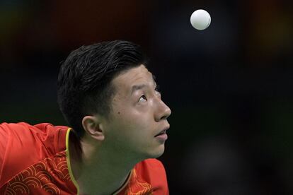 Ma Long (China) contempla la pelota durante el partido contra Jung Young-Sik (Corea del Sur) en el Pabellón de Riocentro, en los Juegos de Río 2016.