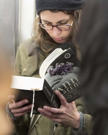 Mujer leyendo &#039;Anna Karenina&#039; de Le&oacute;n Tolstoi